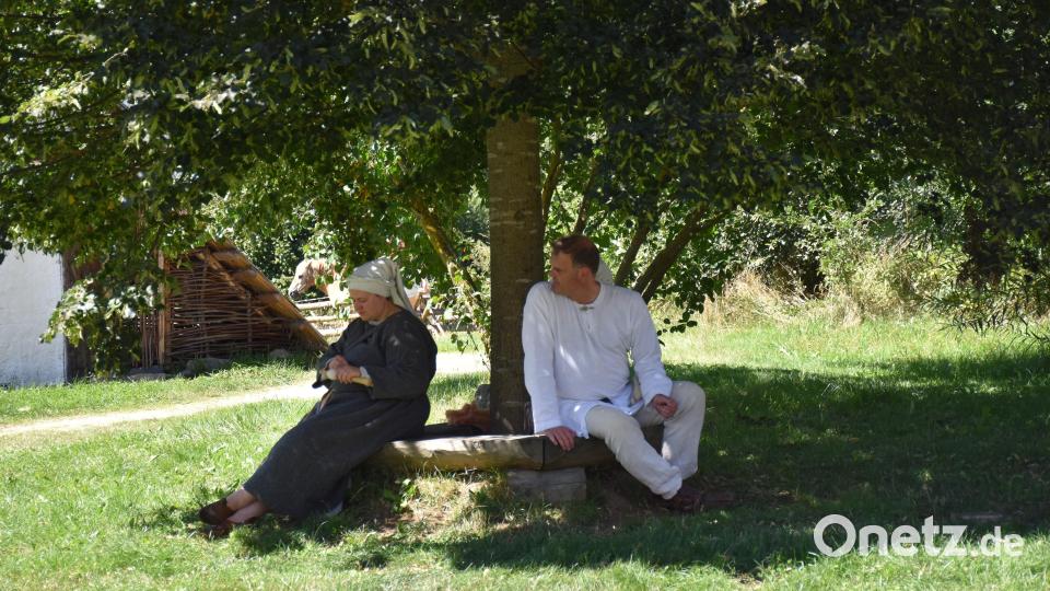 Die Linde mit Sitzgelegenheit war als schattiges Plätzchen zum Ausruhen vor den Auftritten gefragt. Bild: ubb