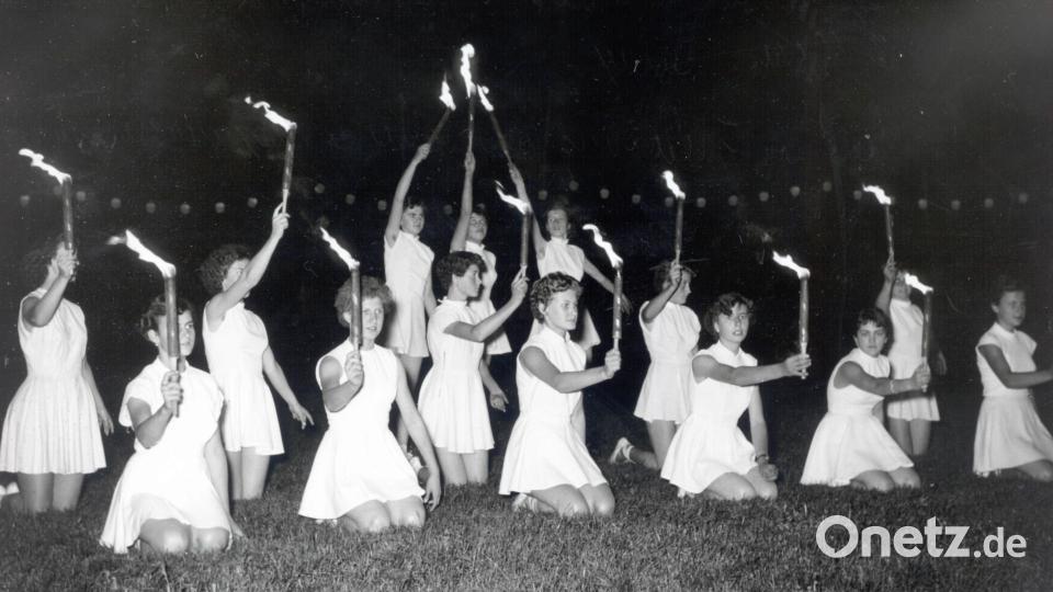 Die Gymnastikgruppe des Turnerbundes tritt bei der Einweihungsfeier des Max-Reger-Parks am 6. Juni 1953 auf. Gleichzeitig ist das die Geburtsstunde der Sommer-Serenaden. Bild: Stadtarchiv Weiden/Sammlung Bonkoß