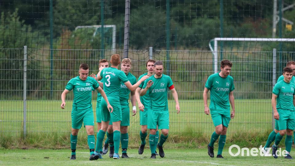 Die Spieler des FC Weiden-Ost bejubeln den Treffer zum 2:0 gegen den Aufsteiger FC Vorbach. Bild: Dieter Jäschke