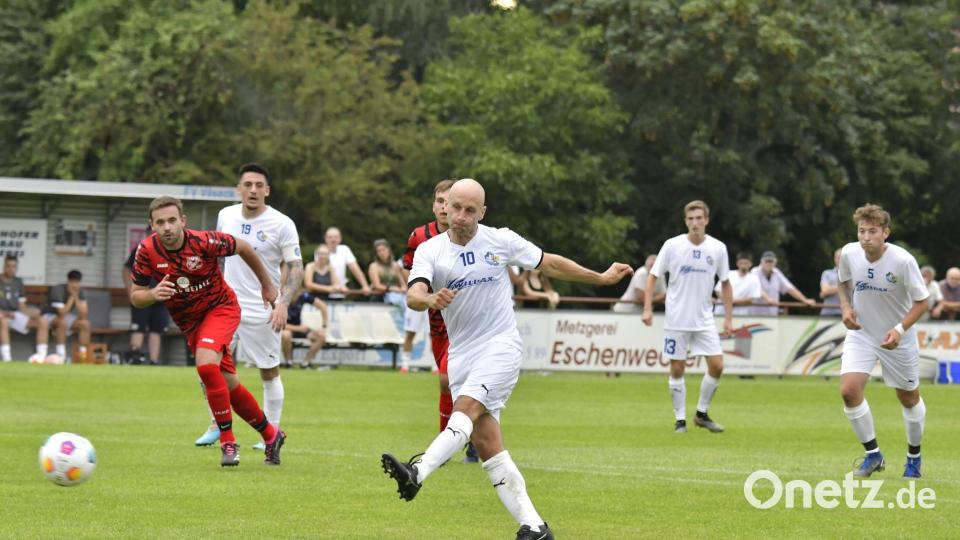 No-Look-Elfmeter? Stefan Liermann trifft in dieser Szene per Strafstoß zum 3:1 für den FV Vilseck gegen den SV Schmidmühlen. Bild: Hubert Ziegler