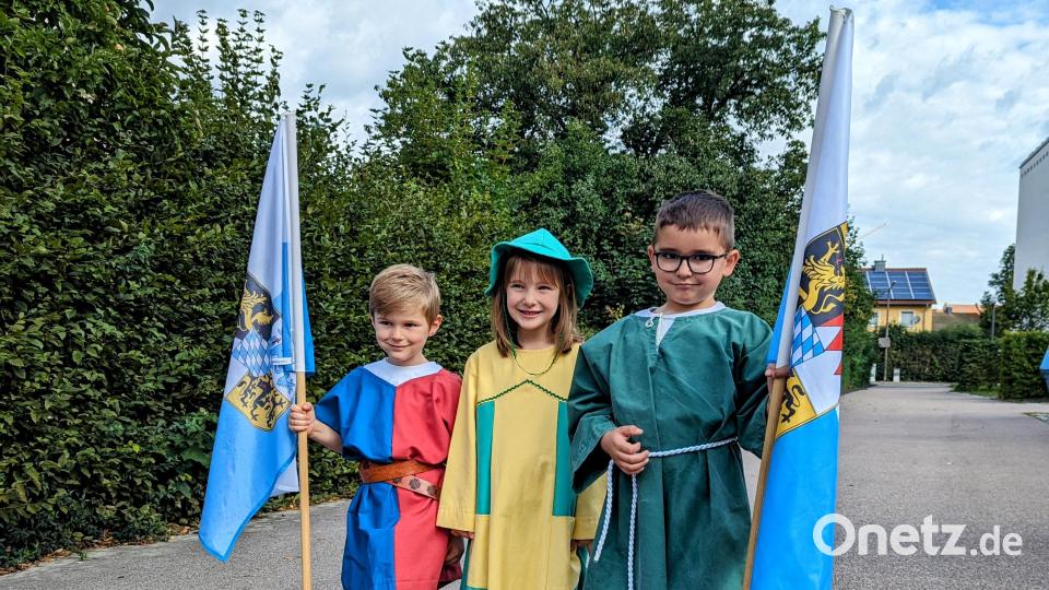 Die Festkinder der Gebenbacher Fahnenschwinger (von links): Raphael, Anna und Leopold. Bild: exb