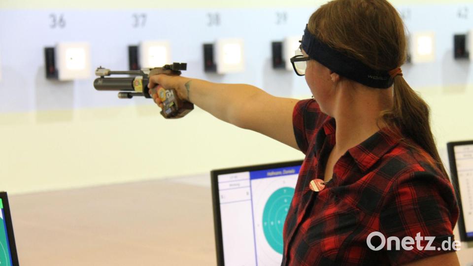 Die amtierende Bayerische Landesmeisterin Anja Roth von Germania Großalbershof geht am ersten Wettkampftag der &quot;Deutschen&quot; mit der Luftpistole an den Start. Bild: dl