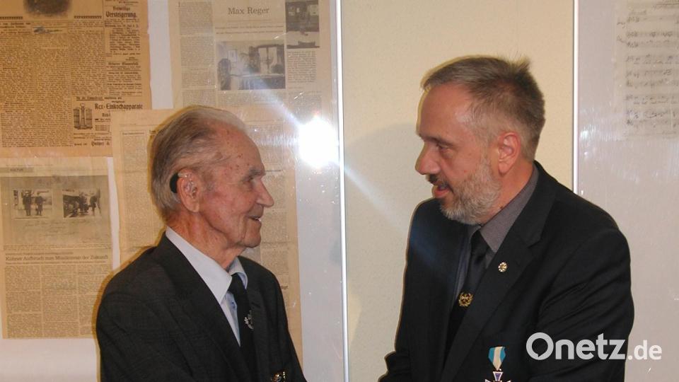 Auch Kreisvorsitzender Thomas Semba (rechts) gratulierte Alois Praller. Bild: ld