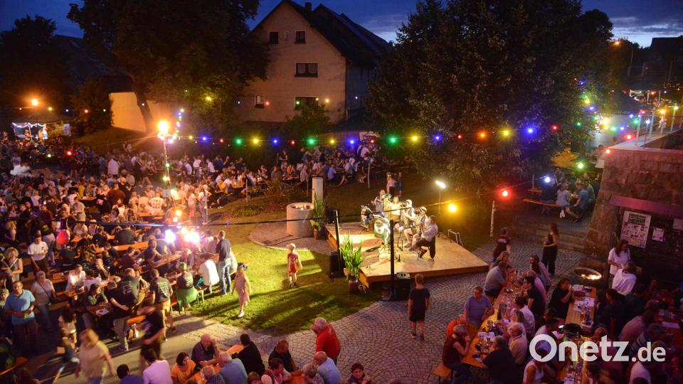 Am Abend sorgen bunte Lichterketten auf dem Festplatz für romantische Atmosphäre. Bild: bey