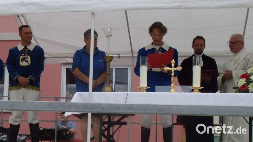 Der Sonntag begann mit einer von Pfarrer Stefan R. Fischer (l.) und Diakon Richard Sellmeyer (r.) gestalteten ökumenischen Andacht. Mit (v. l.) Anna Wendl, Vorstand Maximilian Stein, Erika Weidner und Leonhard Richter trugen Musikzugmitglieder die Fürbitten vor. Bild: u