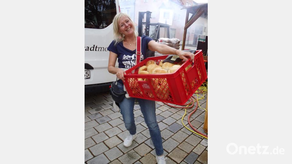 Groß war der Andrang an beiden Festtagen an den beiden Grillständen. Heidi Scharl sorgte für den Semmel-Nachschub. Bild: u
