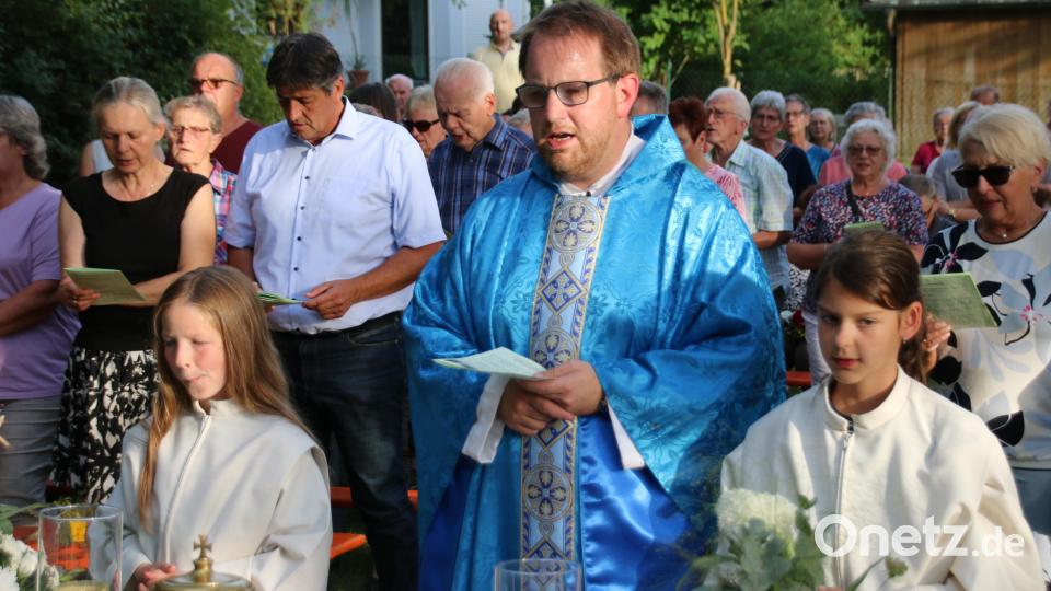 Daniel Fenk hatte zu Mariä Himmelfahrt extra ein marianisches Gewand aus den USA getragen. Bild: sne