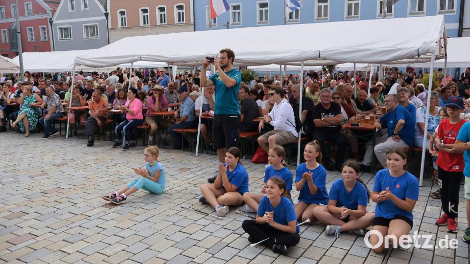Auch heuer strömen die Besucher in Scharen zum Hirschauer Marktplatzfest. Bild: u