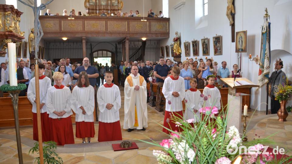 Duftende Kräutersträuße und Blumen kennzeichnen den Festtag &quot;Mariä Himmelfahrt&quot; im Ortsteil Böhmischbruck. An diesem Tag wird das Patrozinium der Pfarrkirche gefeiert. Bild: dob