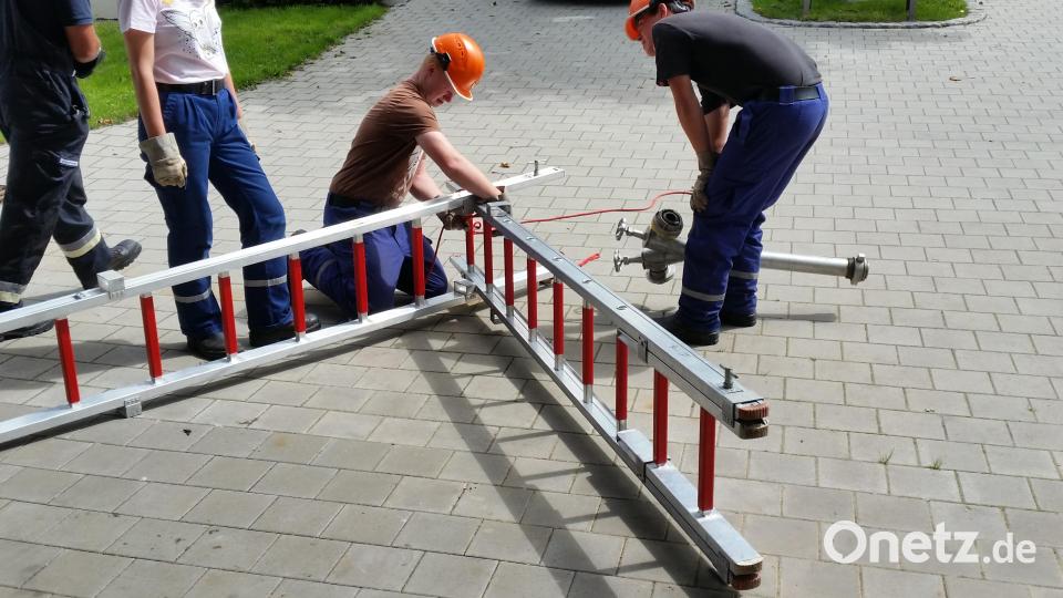 Behände bauten die Kräfte die Steckleiter zusammen. Bild: dob