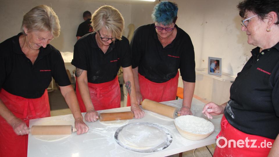 Rund 50 Helfer waren im Einsatz. Die Frauen bereiten den Pizzateig vor. Bild: kro