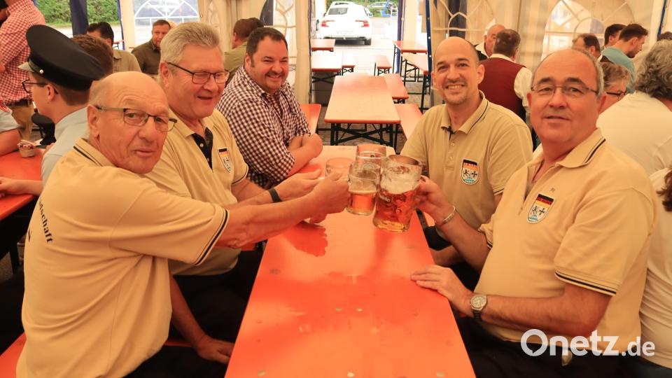 Beim Festzug und im Anschluss im Festzelt kräftig mitgefeiert haben die Mitglieder der Krieger- und Soldatenkameradschaft Rieden. Bild: mrr