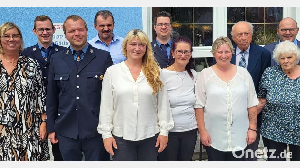 Mit Vertretern der Pfarrei, der Feuerwehr und des Schützenvereins beging Alfred Schmid (Dritter von rechts, davor Ehefrau Resi) seinen 90. Geburtstag. Zu den Gratulanten zählte auch Bürgermeister Johannes Schmid (rechts). Bild: lgc