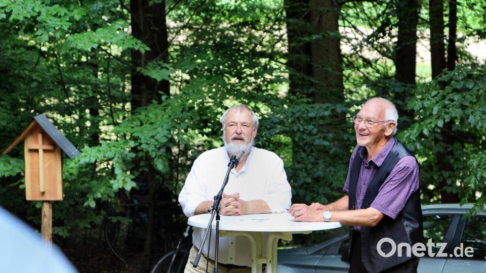 Arthur Meneikis von der Landeskirchlichen Gemeinschaft Hersbruck (rechts) stellt den Referenten Konrad Flämig in Interview-Form vor. Bild: ds