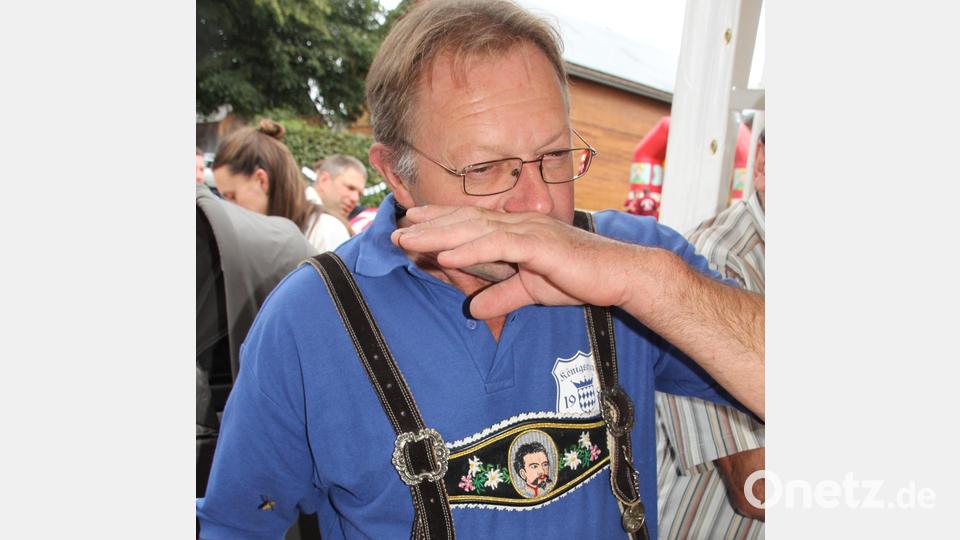 Alois Biegerl nimmt eine Pris&#039;. Der &quot;Kini&quot; ist auf der Lederhose verewigt. Bild: frd