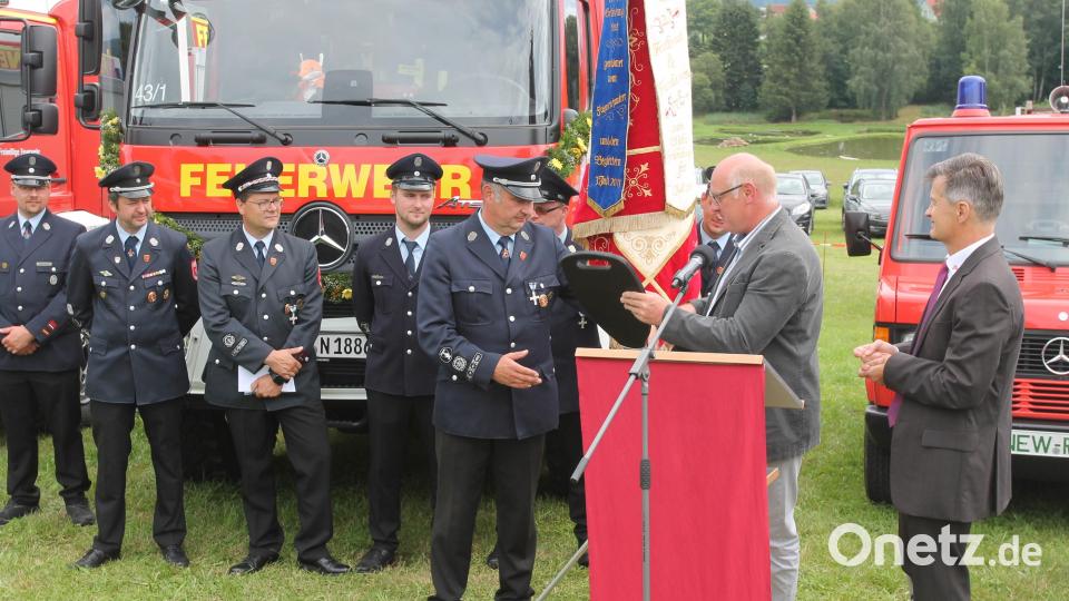 Zweiter Bürgermeister Rudolf Völkl (Zweiter von rechts) überreicht den von Otmar Fassold (rechts) erhaltenen symbolischen Schlüssel an Kommandant Andreas Götz. Bild: pi
