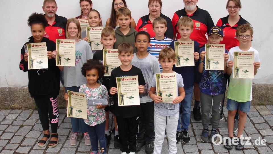 Zeigt die Teilnehmer zusammen mit 1. Jugendleiterin Katrin Specht (hintere Reihe rechts), daneben Schießleiter Georg Pickelmann und 2. Jugendleiter Günter Engelhardt (hintere Reihe links) Bild: smr