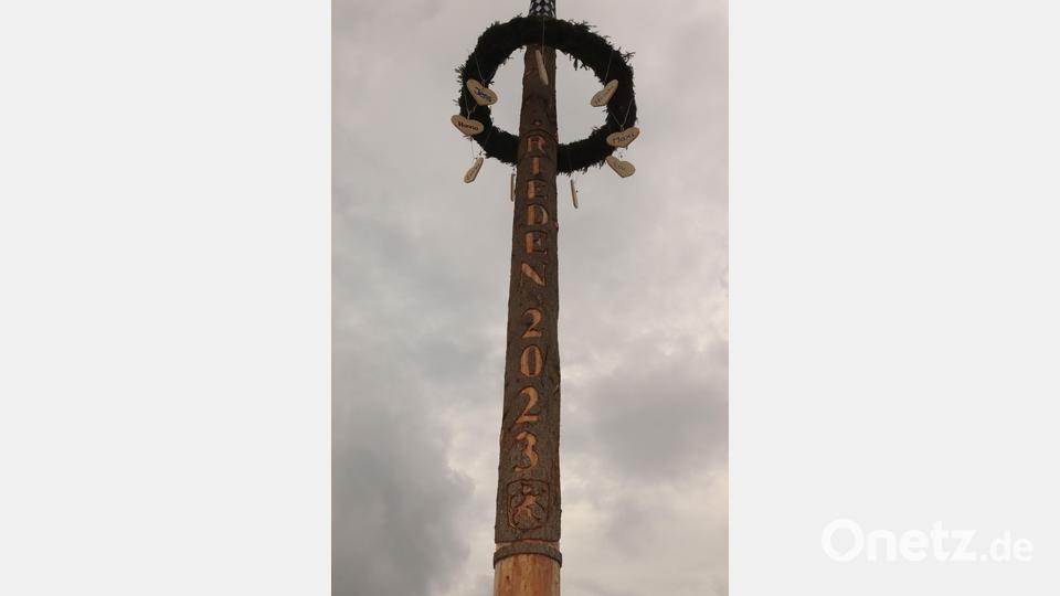 Schön verziert und weithin sichtbar steht der stolze Riedener Kirwabaum auf dem Festgelände. Bild: mrr