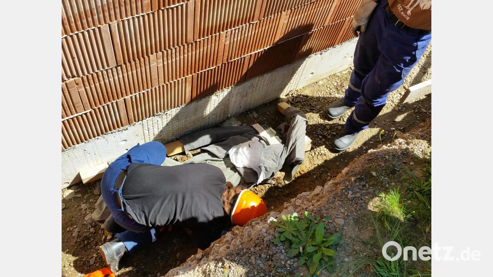 Ein Bauarbeiter rutschte ab, fiel von der Leiter und ausgerechnet auf ein Baustahleisen, das seinen Körper durchbohrte. Das behutsame Vorgehen in derartigen Fällen ist absolute Pflicht. Bild: dob
