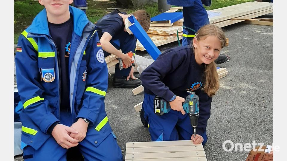 In einem Workshop bauten die Oberviechtacher Jugendlichen einen Schwedenstuhl. Bild: Niebauer/exb