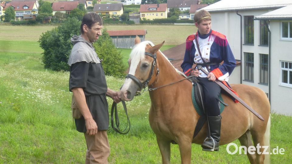 Der Prinz auf seinem Pferd erzählt von einem Märchenschloss. Bild: mad