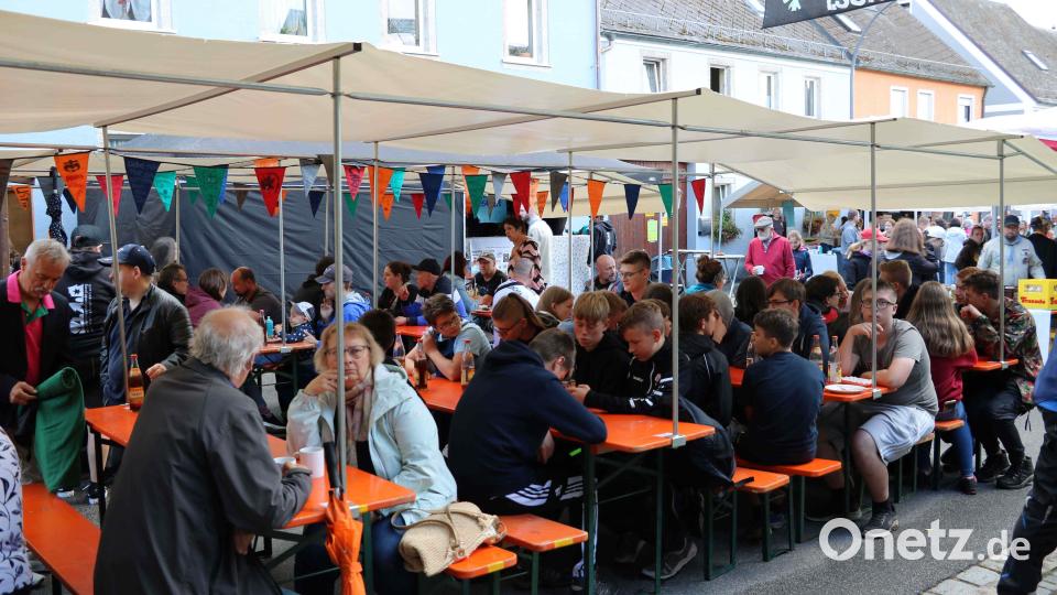 Die Besucher fühlen sich wohl, obwohl es regnerisch war Bild: Julia Franz/exb