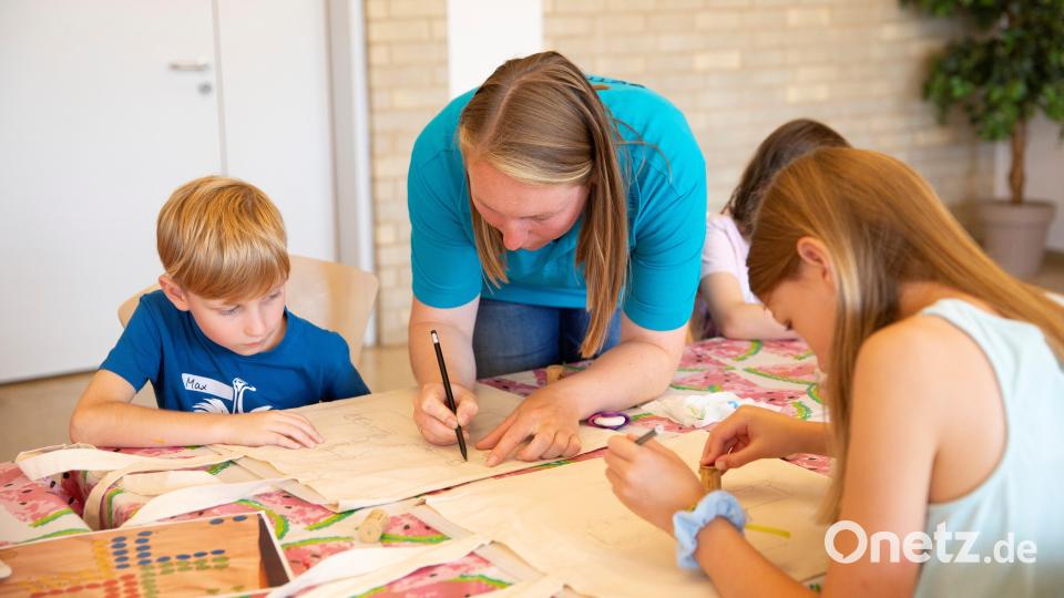 Unter Anleitung der zahlreichen Helfer hatte Tagesverantwortliche Agnes Zirngibl Stofftaschen besorgt, die dann die Kinder mit diesen beiden Spielen bemalen konnten. Bild: krb