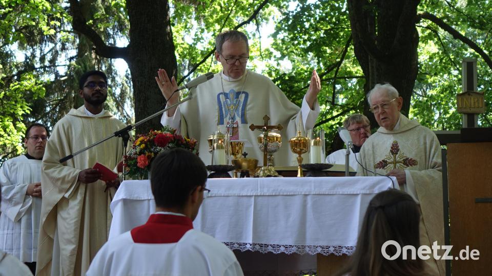 Weihbischof Josef Graf feiert mit den Konzelebranten Pater Jithin Abraham (links) und Pfarrer Michael Reitinger (rechts) den Festgottesdienst am Kalvarienberg. Bild: mmj