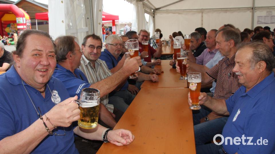 Ein Prosit auf den Kini: Die Königstreuen Lind feiern ihr Traditionsfest. Bild: frd