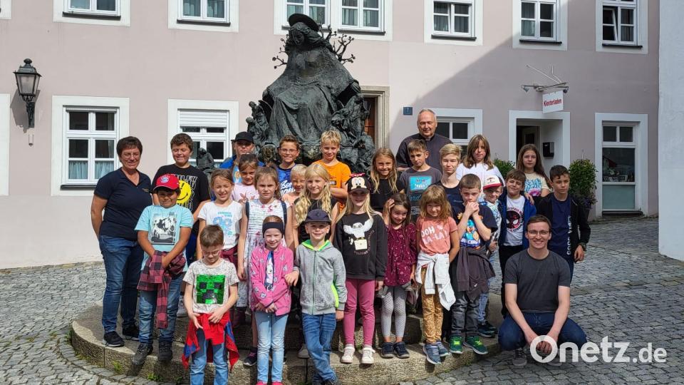 25 Kinder waren beim Ferienprogramm „Kirche und Kirchturm“ des Pfarrgemeinderates dabei. Bild: Edith Schön/exb