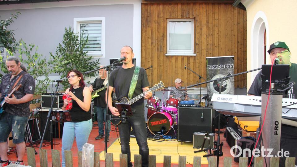 Bereits zum 19. Mal spielte die Rockband &quot;Timeless&quot; auf dem Backofenfest auf. Bild: kro