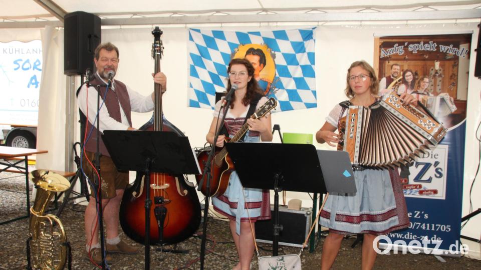 Mit den „Z’s“ – das sind (von links) Reinhard, Martina und Carolin – war es am Sonntag „ziachad“, „zupferd“ und zünftig. Bild: frd