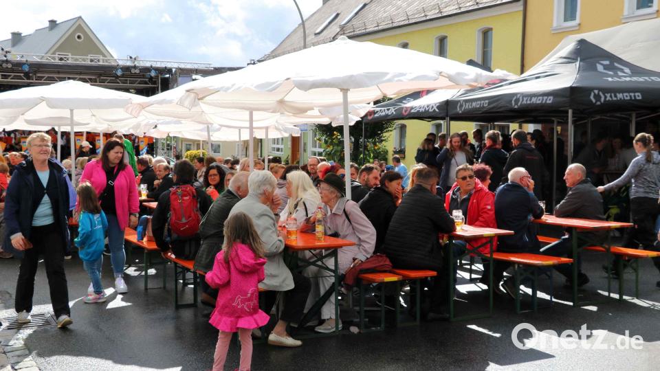 Über 100 Helfer sorgten dafür, dass viele Gäste ein paar schöne Stunden genießen konnten. Bild: Julia Franz/exb
