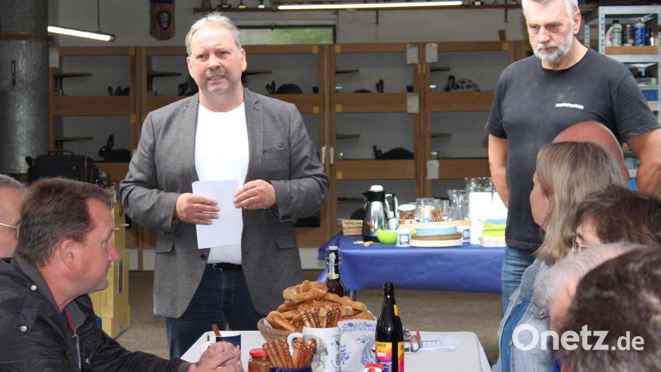 Aus ganz Bayern waren die Hasenzüchter der Rasse "Rex", die Mitglieder des "Rex"-Clubs Bayern, angereist. Bürgermeister Bernhard Schindler sprach ein Grußwort. Bild: ld