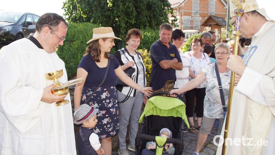 Weihbischof Josef Graf mit Frauentag-Besuchern vor dem Festgottesdienst und dem aus Charlottenthal stammenden Pastoralreferent Stefan Knott (links). Bild: mmj