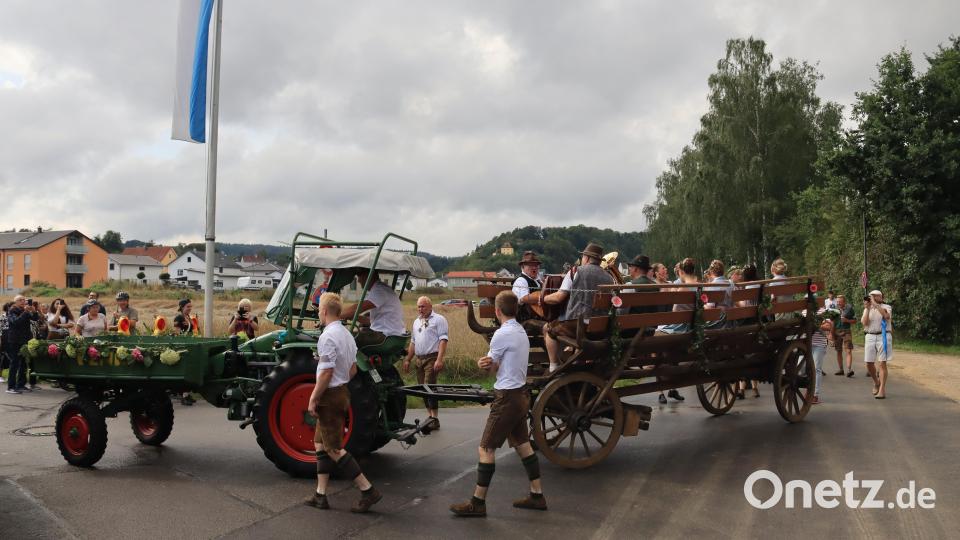Die Kirwapaare kommen standesgemäß mit Chaffeur auf dem Festgelände an. Danach startet das Baumaustanzen. Bild: mrr