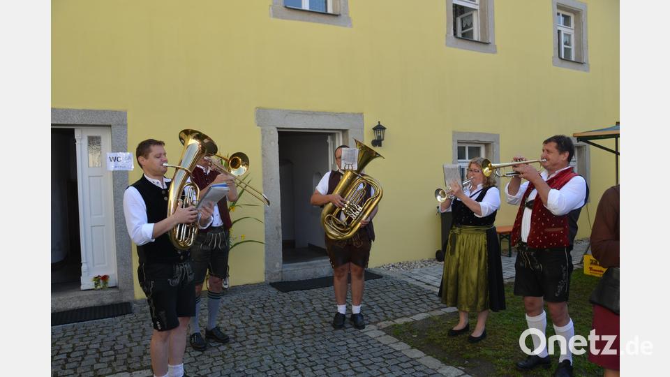 Nach dem Gottesdienst spielte &quot;Bayrisch Blech&quot; zünftig zum Pfarrfest auf. Bild: dob