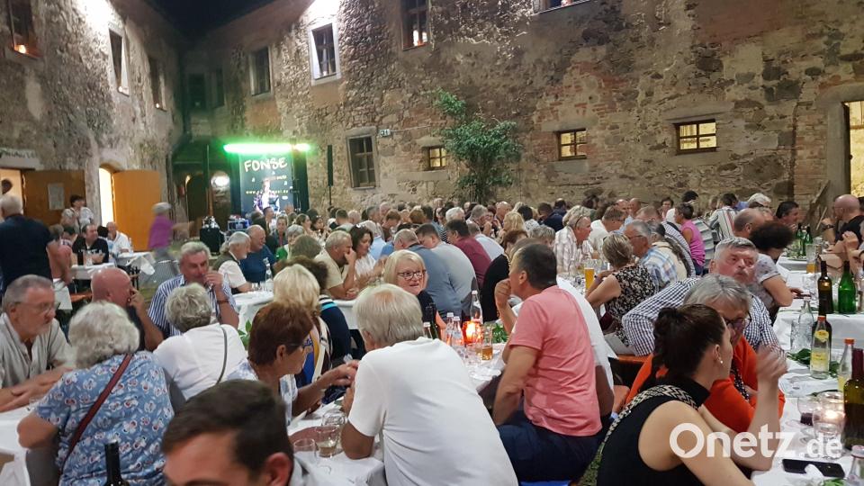 Vom mittelalterlichen Ambiente beim Weinfest im Schloss Burgtreswitz waren die Besucher hellauf begeistert. Bild: gi