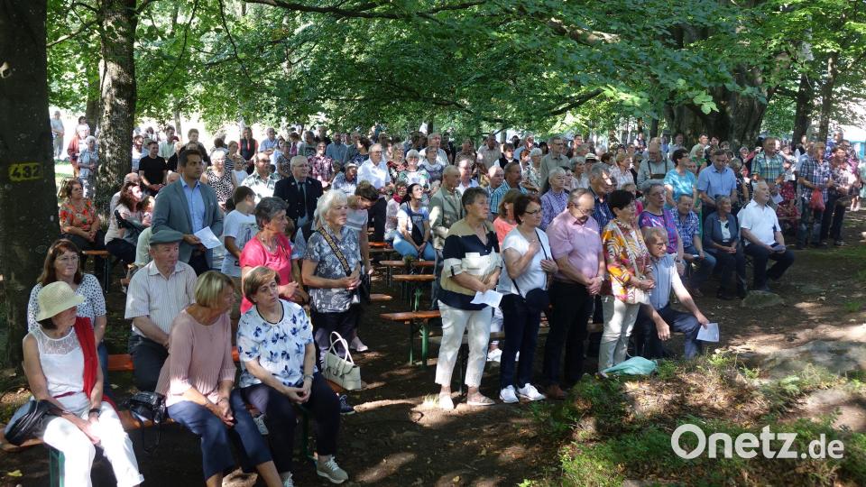 Viele Gläubige sind zur Marienverehrung nach Stadlern gekommen. Bild: mmj