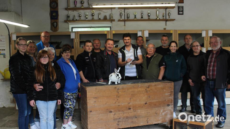 Aus ganz Bayern waren die Hasenzüchter der Rasse "Rex", die Mitglieder des "Rex"-Clubs Bayern, angereist. Auch zahlreiche Gäste nahmen daran teil. Bild: ld