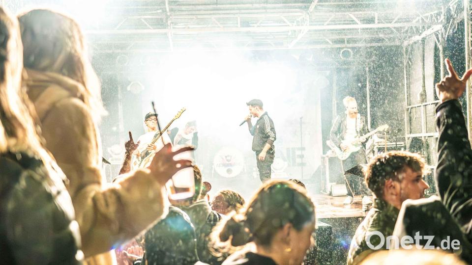 Die Band „Aeroplane“ aus Hersbruck sorgte mit Hits aus den 90er-Jahren bis hin zu aktuellen Charts für Stimmung und eine volle Tanzfläche beim Neuhauser Brunnenfest. Bild: Band „Aeroplane“/exb