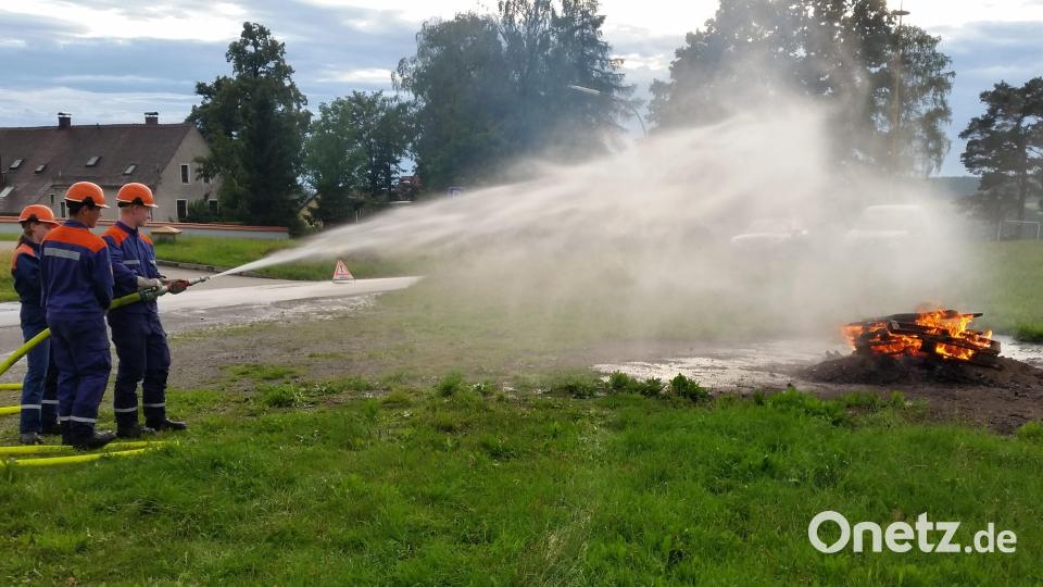 Die richtige Technik beim Löschen ist maßgebend, ob die Flammen erfolgreich bekämpft werden. Bild: dob