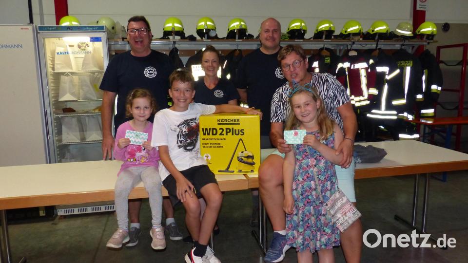 Die Gewinner der ersten drei Preise mit Feuerwehr-Vorsitzender Nicole Scharff (hinten, Mitte). Bild: sl