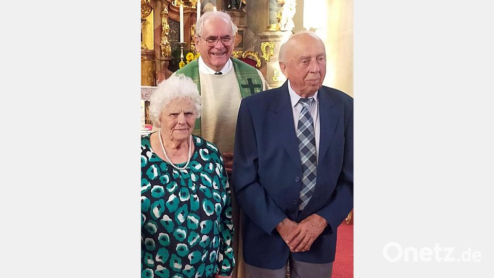 Bei einem Dankgottesdienst mit Ruhestandspfarrer Gerhard Pausch wurde die „Eiserne Hochzeit“ im kirchlichen Rahmen gefeiert. Bild: lgc