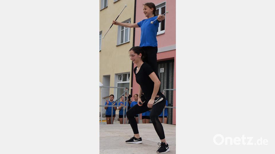 Viel Beifall ernten Marie Giehrl (unten) und Lilly Heldmann (oben) für ihre Darbietung zu „Symphony“ von Sheppard. Marie war kurzfristig für die verletzte Nele Potsch eingesprungen. Bild: u