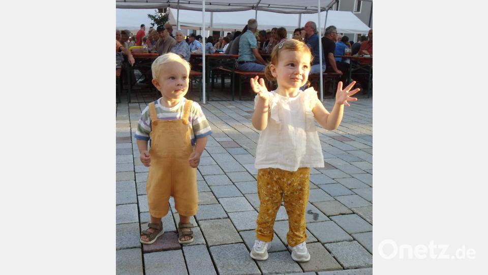Nicht nur die Großen, auch die ganz Kleinen wie Aurelia (r.) und Ludwig (l.) waren begeistert von den Musikstücken der Blaskapelle. Bild: u