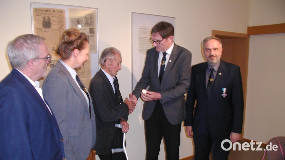 Mit einem Handschlag überreichte BSB-Präsident Oberst a.D. Richard Drexl (Zweiter von rechts) den BSB-&quot;Thaler&quot; an Alois Praller (Mitte). Zu den Gratulanten zählten auch Zweiter Bürgermeister Christian Drehobel (von links) und KSK-Vorsitzende Andrea Hofmann sowie Kreisvorsitzender Thomas Semba. Bild: ld