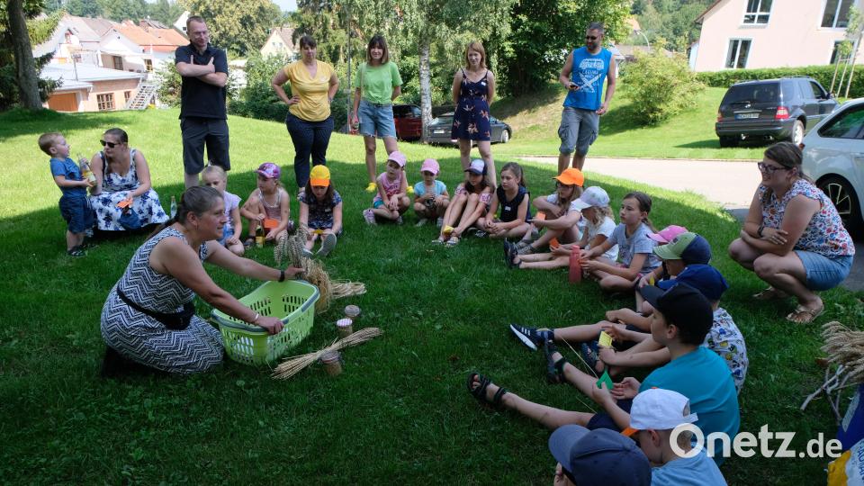 Im weiten Rund erklärter Sigrid Strobel den Kindern die Getreidesorten und den Werdegang des Getreides unter dem Thema „Vom Korn zum Brot“. Bild: le