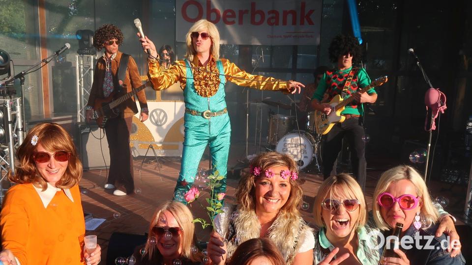 Die &quot;Golden Glitter Band&quot; und Fans bei der Serenade im Max-Reger-Park. Bild: Kunz