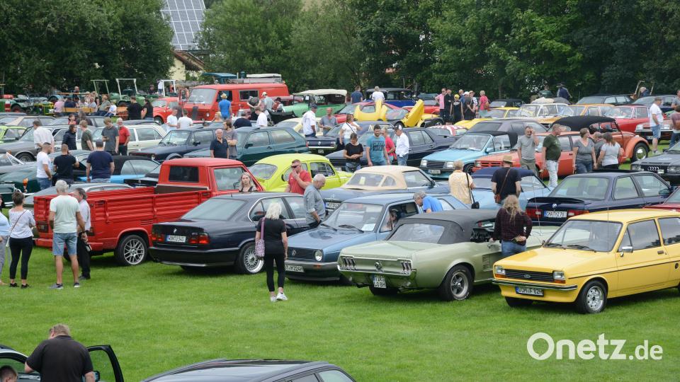 Der Ansturm der Oldtimerfans ist trotz unsicheren Wetters gewaltig. Bild: bey
